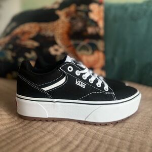 NWOB. Vans stacked Black & White